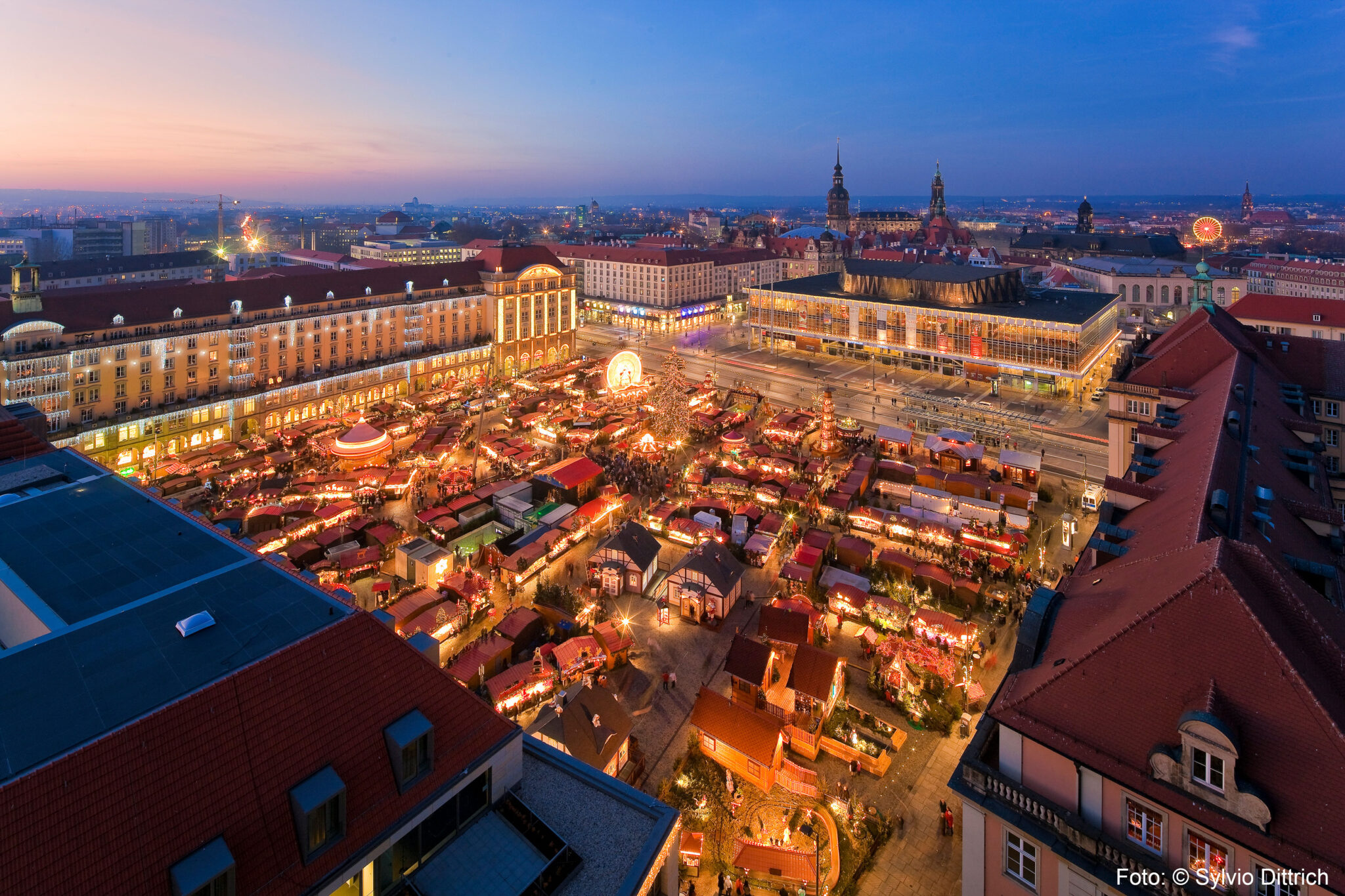 Blick auf den Striezelmarkt in Dresden