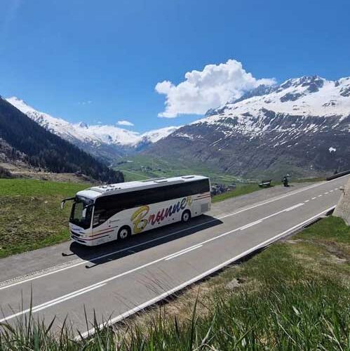 BrunnerReusenBus-in-der-Berglandschaft