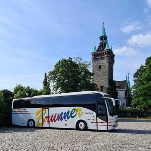 BrunnerReusenBus-in-der-Stadtlandschaft