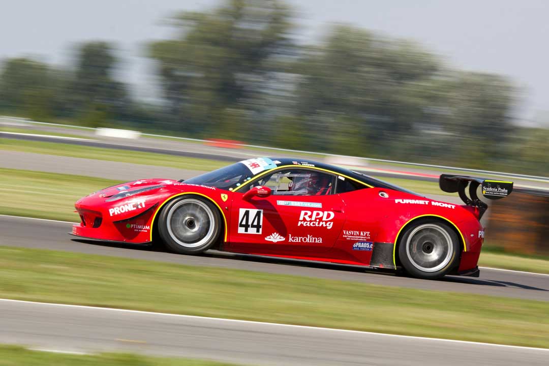 ferrari auto beim schnellen fahren